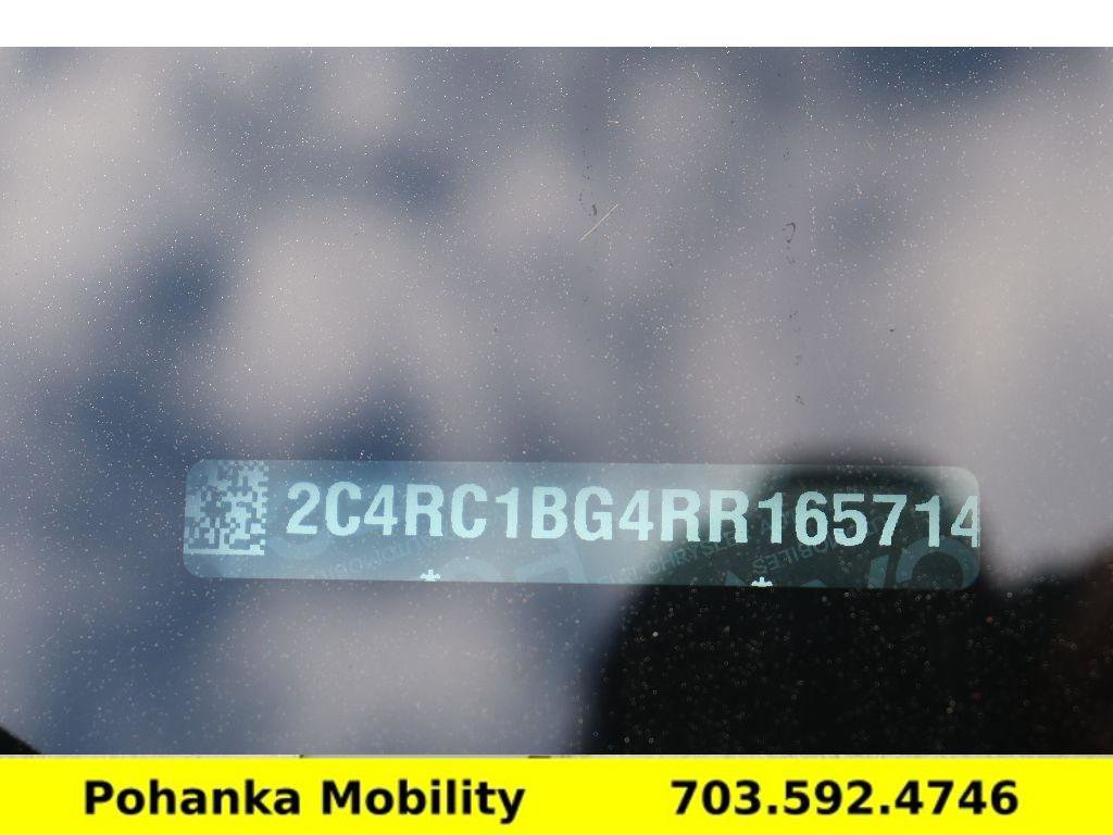 Used 2024 Chrysler Pacifica Touring-L image 38