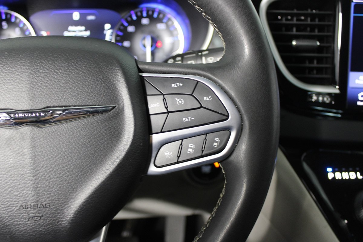 Used 2023 Chrysler Pacifica Touring-L FWD image 16