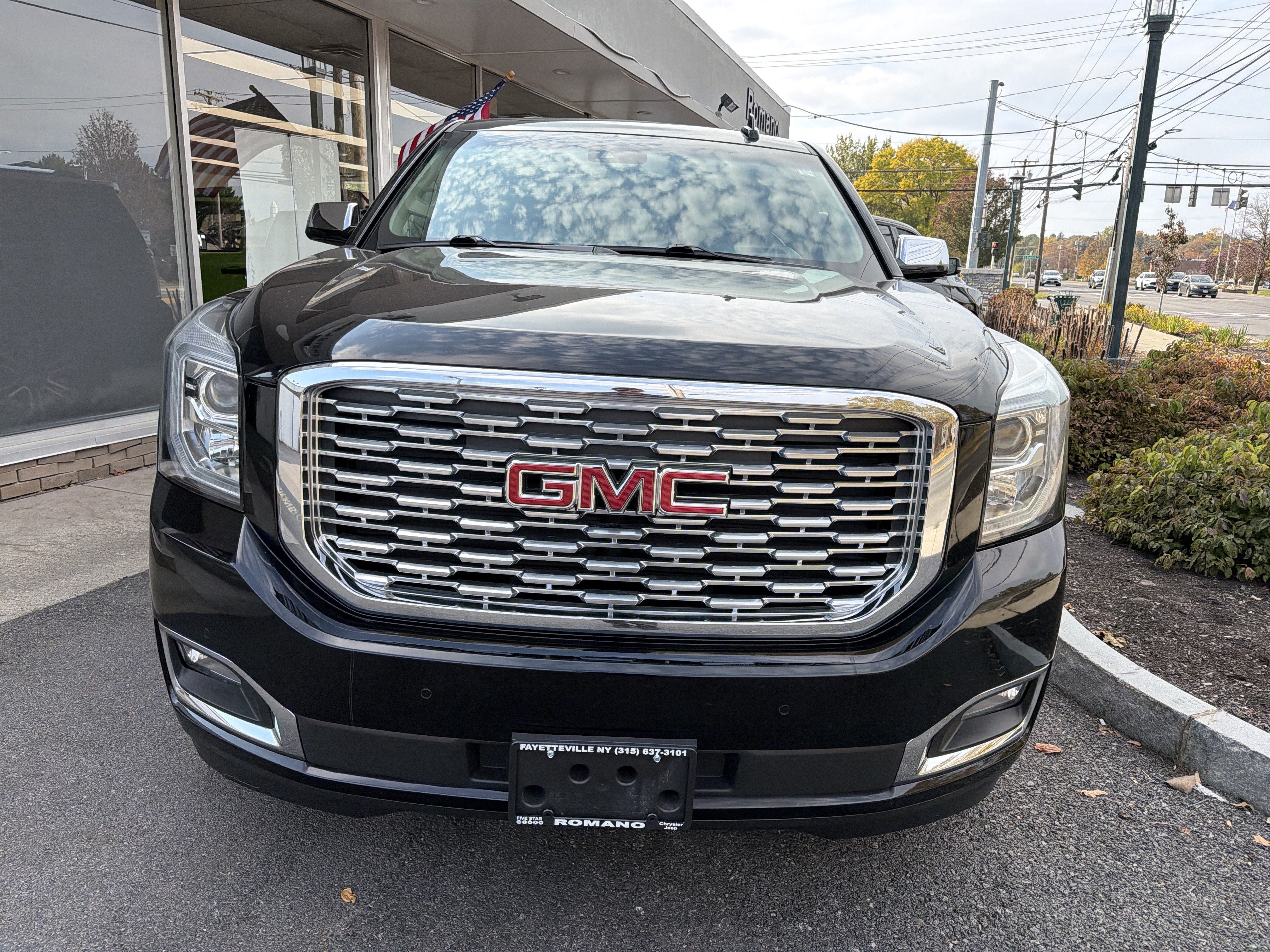 Used 2019 GMC Yukon Denali w/ Denali Ultimate Package AWD/4WD image 3