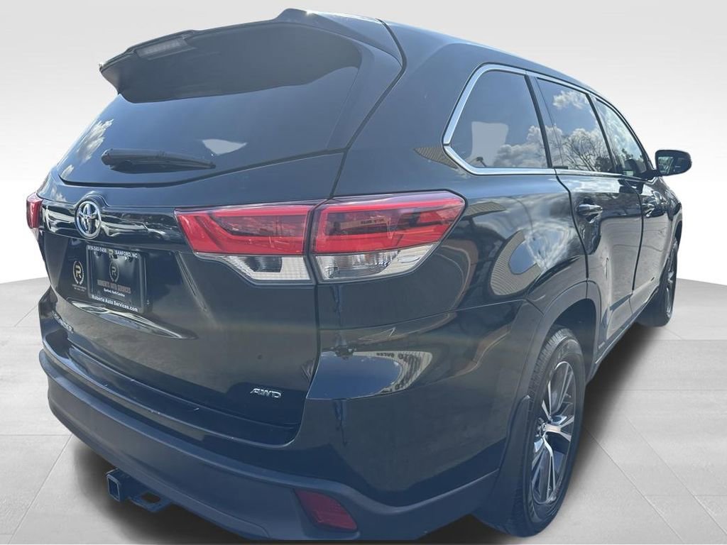 Used 2017 Toyota Highlander LE w/ Carpet Mat Package AWD/4WD image 5