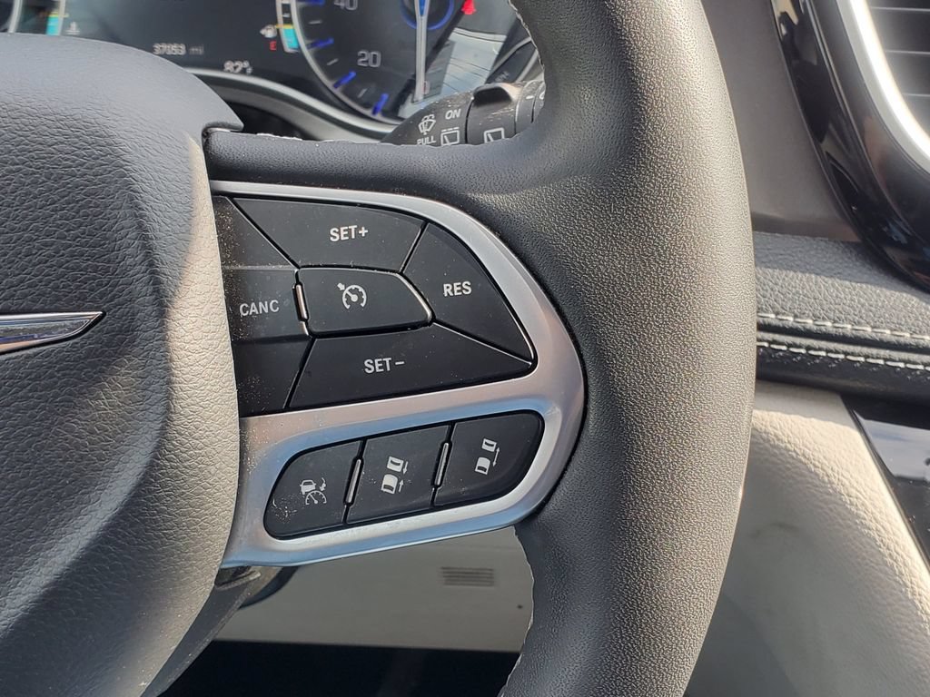 Used 2023 Chrysler Pacifica Touring-L AWD/4WD image 16