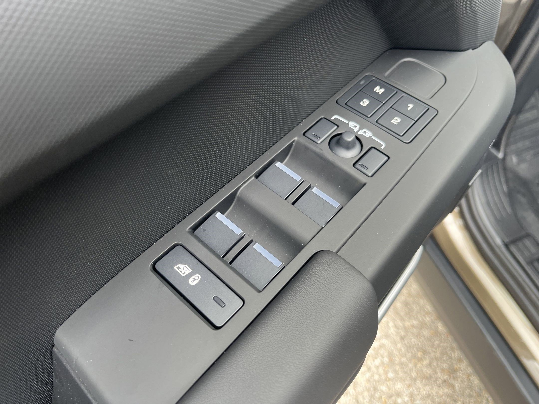 Used 2025 Land Rover Defender 110 X-Dynamic SE image 21