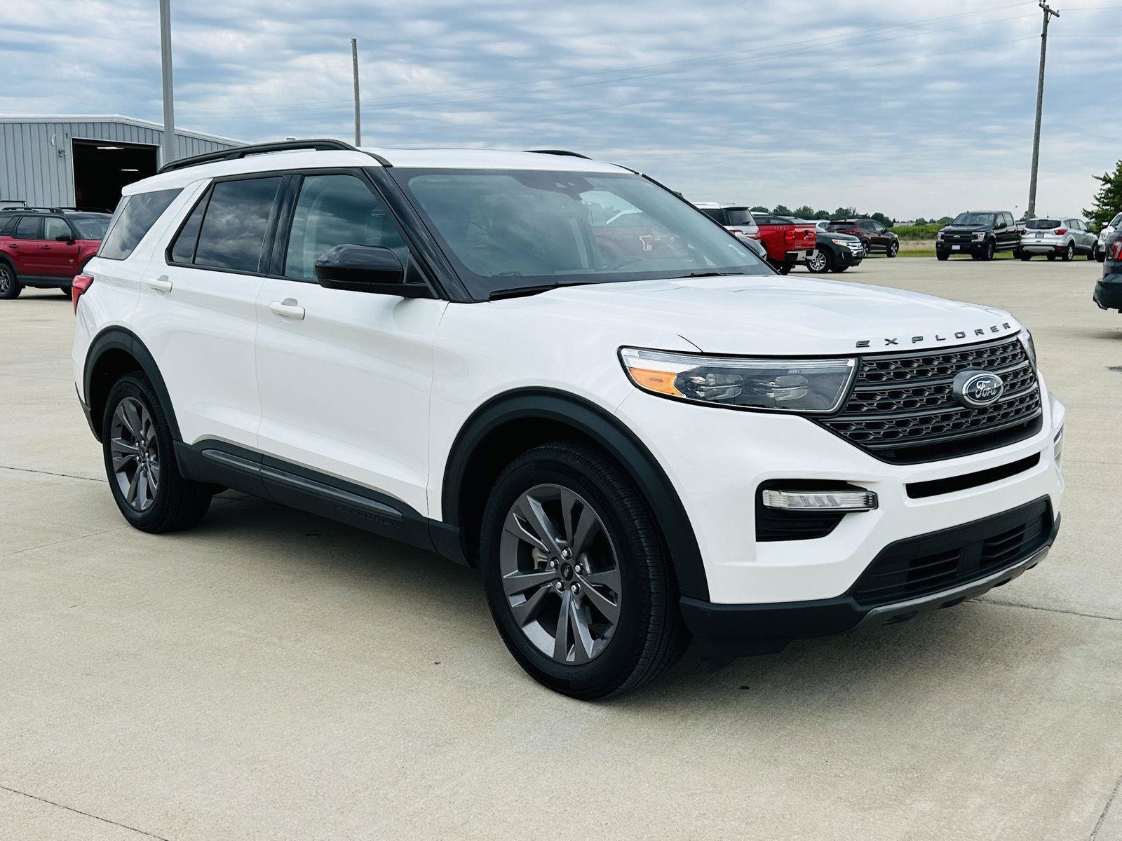 Used 2024 Ford Explorer XLT w/ Equipment Group 202A AWD/4WD image 2