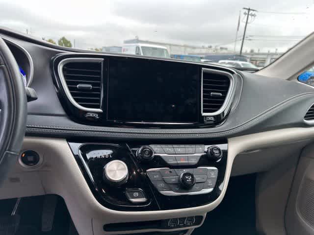 Used 2022 Chrysler Pacifica Touring-L w/ Uconnect Theater Family Group AWD/4WD image 4