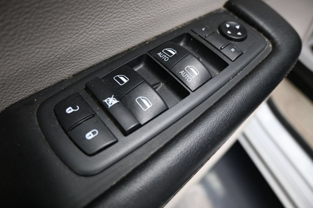 Used 2019 Chrysler Pacifica Touring-L FWD image 11