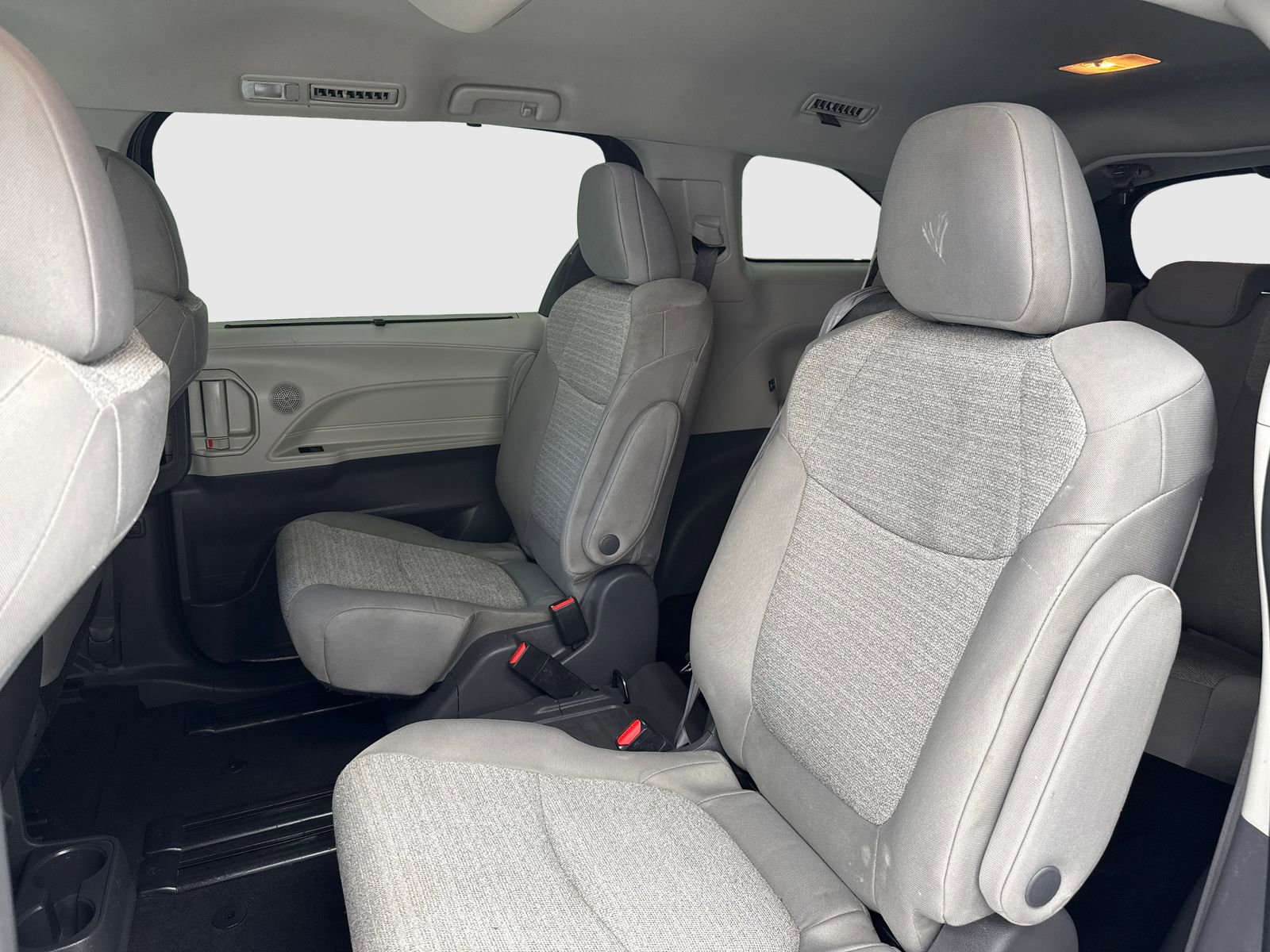 Used 2021 Toyota Sienna LE FWD image 35