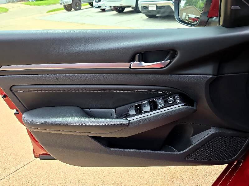 Used 2022 Nissan Altima 2.5 SV w/ SV Premium Package image 16