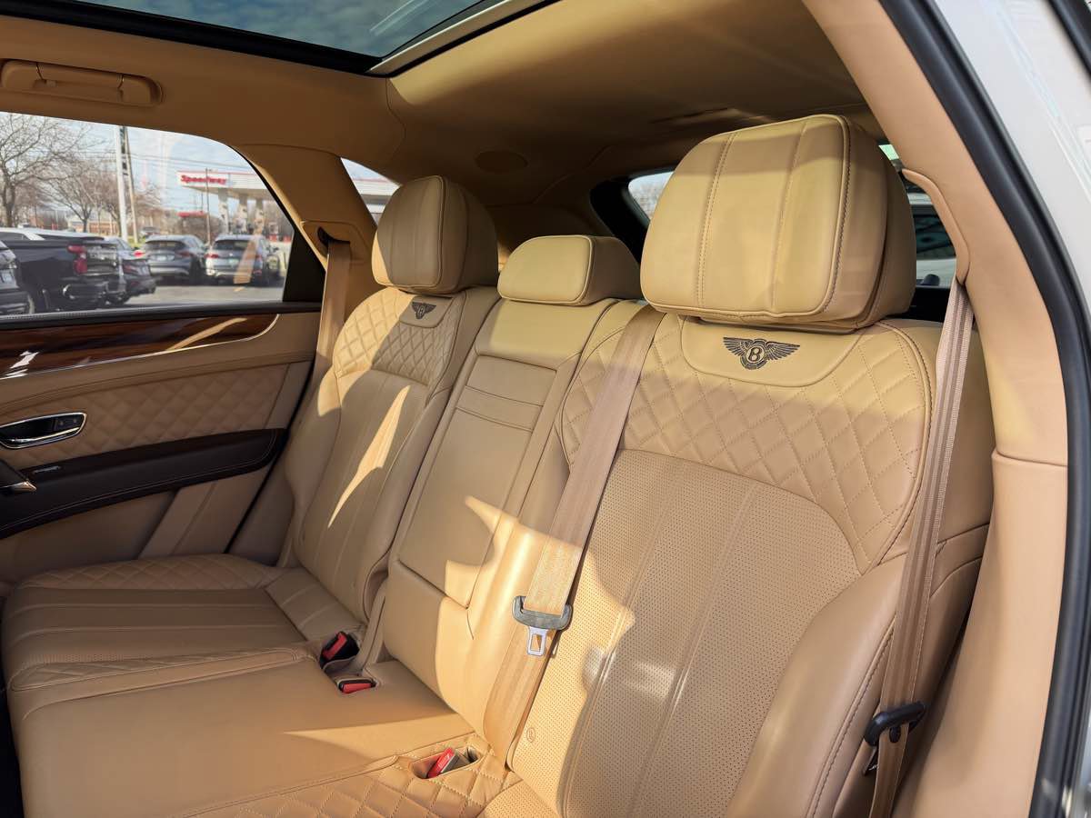 Used 2018 Bentley Bentayga image 18