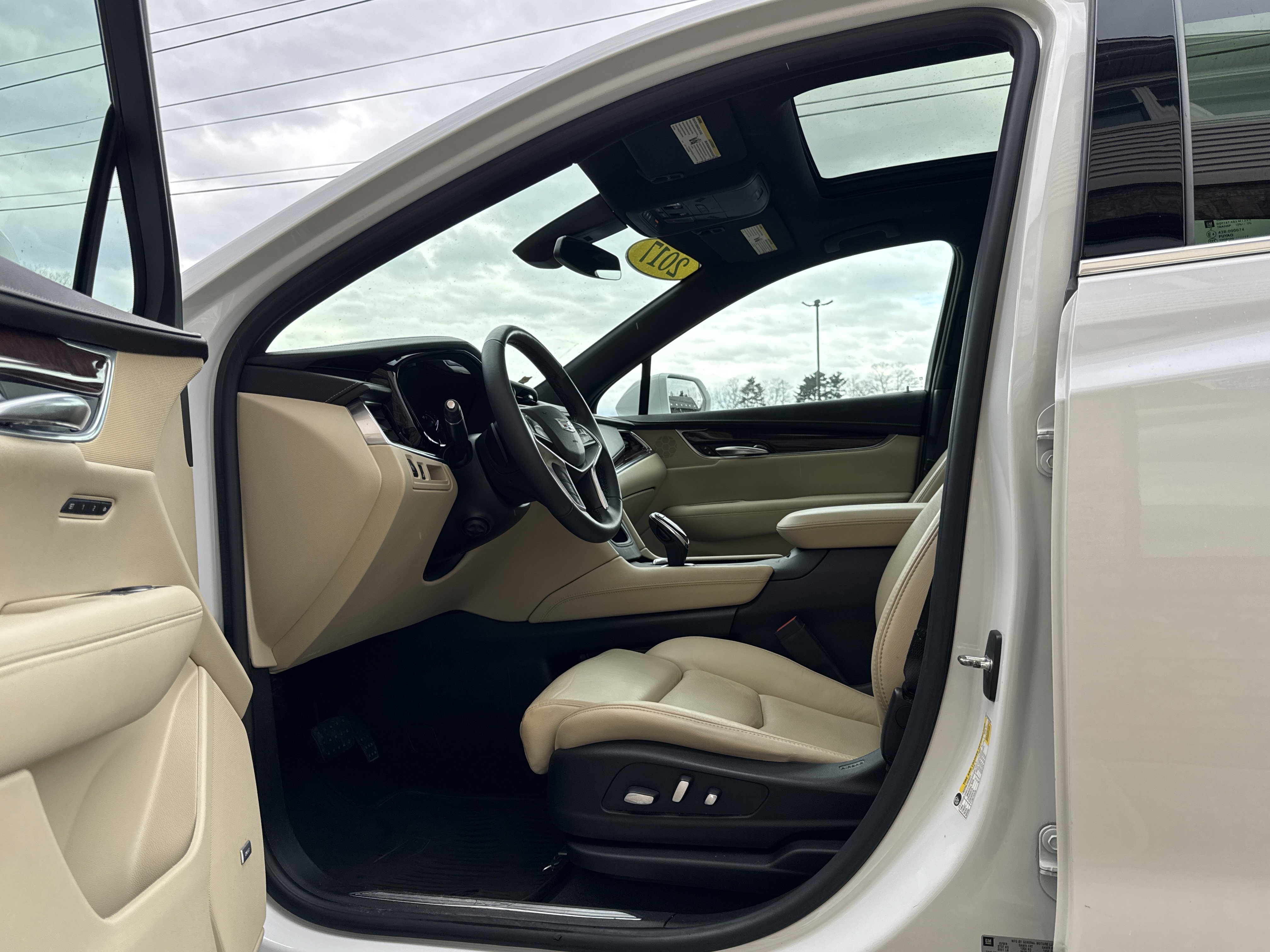 Used 2017 Cadillac XT5 Luxury w/ Driver Awareness Package AWD/4WD image 9