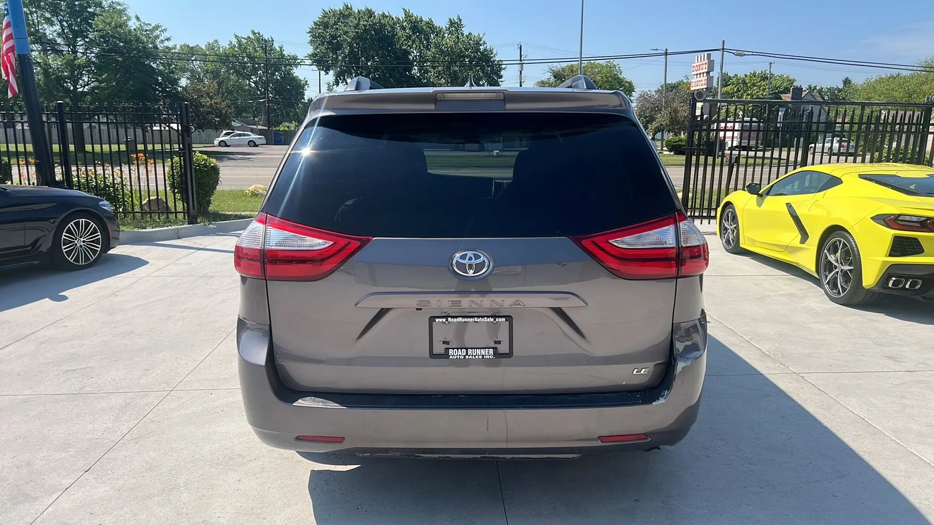 Used 2018 Toyota Sienna LE w/ Carpet Mat Package image 6