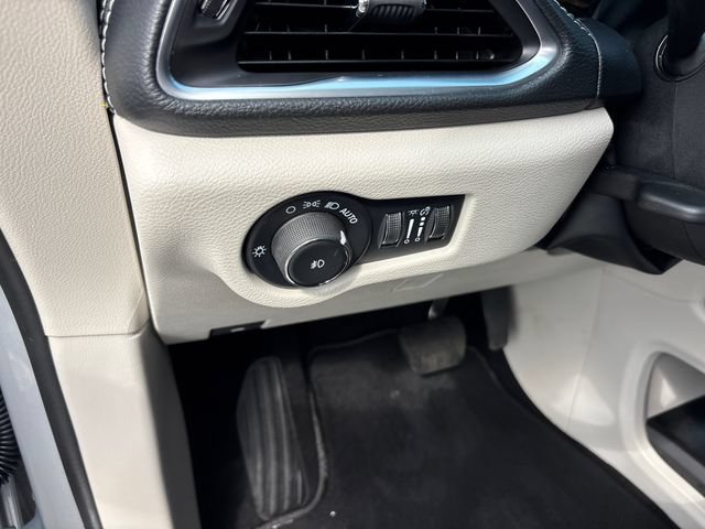 Used 2024 Chrysler Pacifica Limited FWD image 18