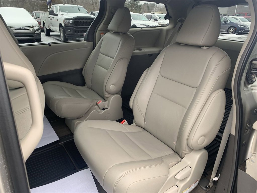 Used 2017 Toyota Sienna XLE Premium image 23