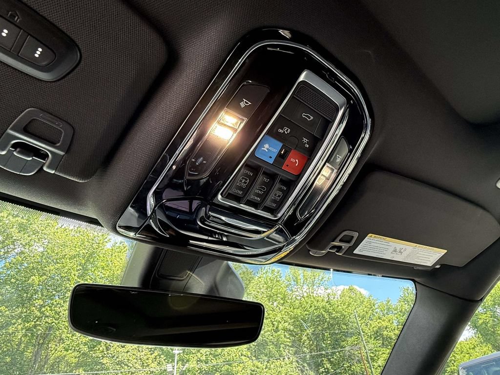 Used 2023 Jeep Grand Cherokee Overland AWD/4WD image 25