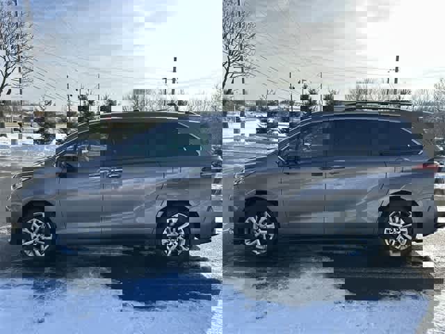 Used 2022 Toyota Sienna XSE image 2