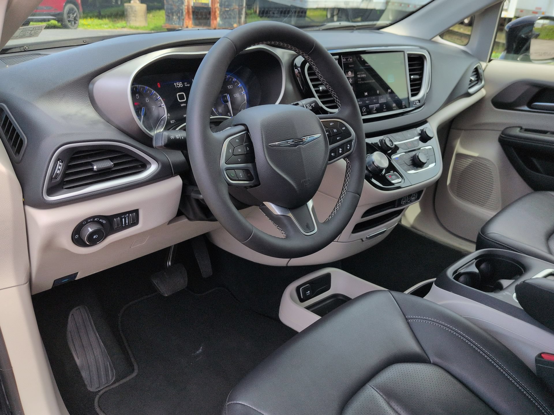 Used 2024 Chrysler Pacifica Touring-L FWD image 10