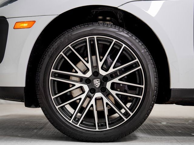 Certified 2025 Porsche Macan image 30