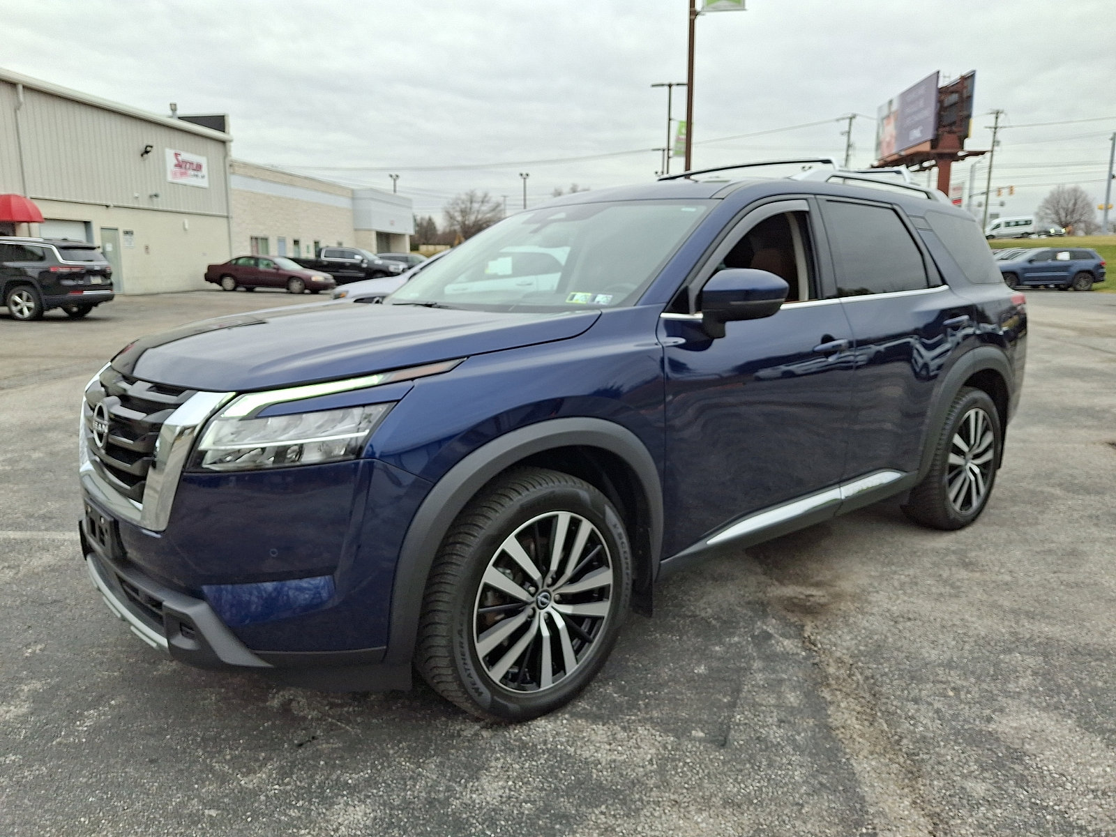 Used 2023 Nissan Pathfinder Platinum w/ Cargo Package image 4