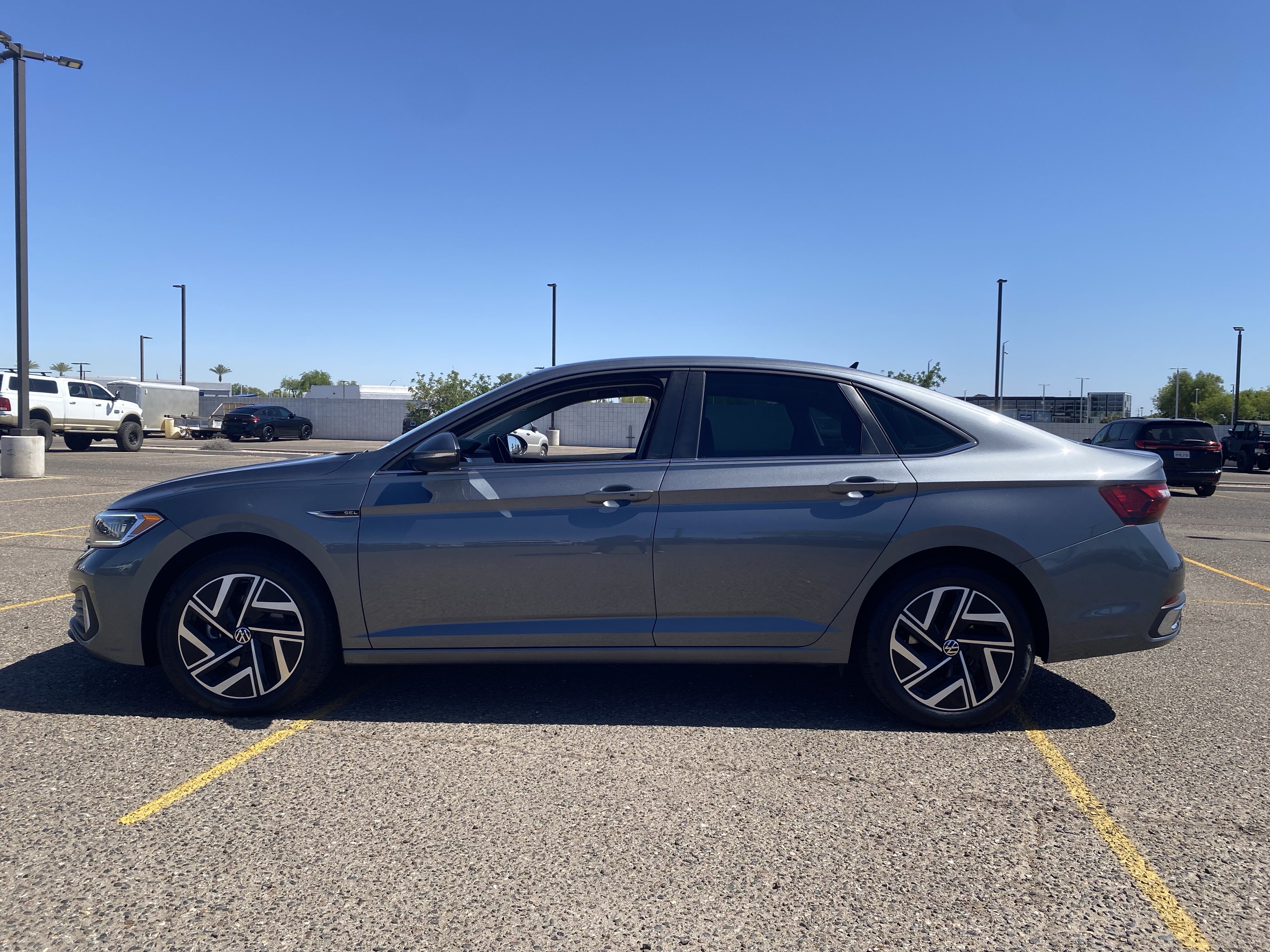 Used 2024 Volkswagen Jetta SEL FWD image 3