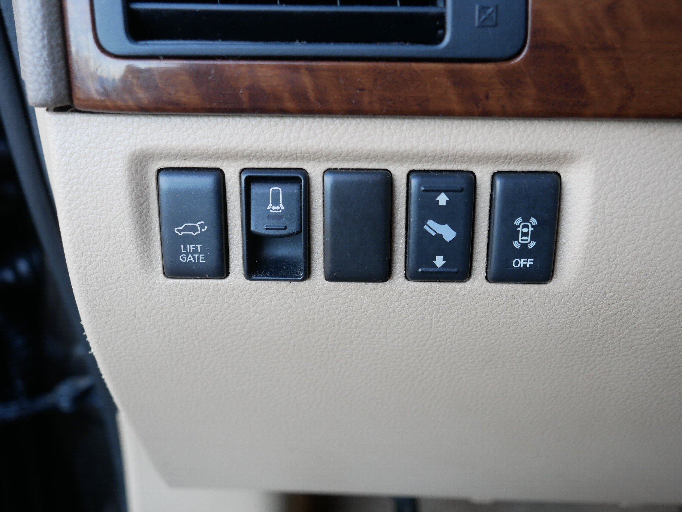 Used 2014 Nissan Armada Platinum w/ 2nd Row Captain Seat Package image 26