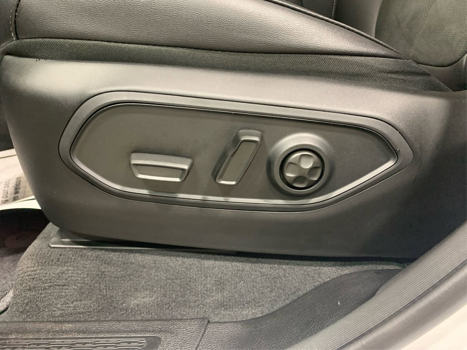 Used 2025 Jeep Grand Cherokee Altitude AWD/4WD image 18