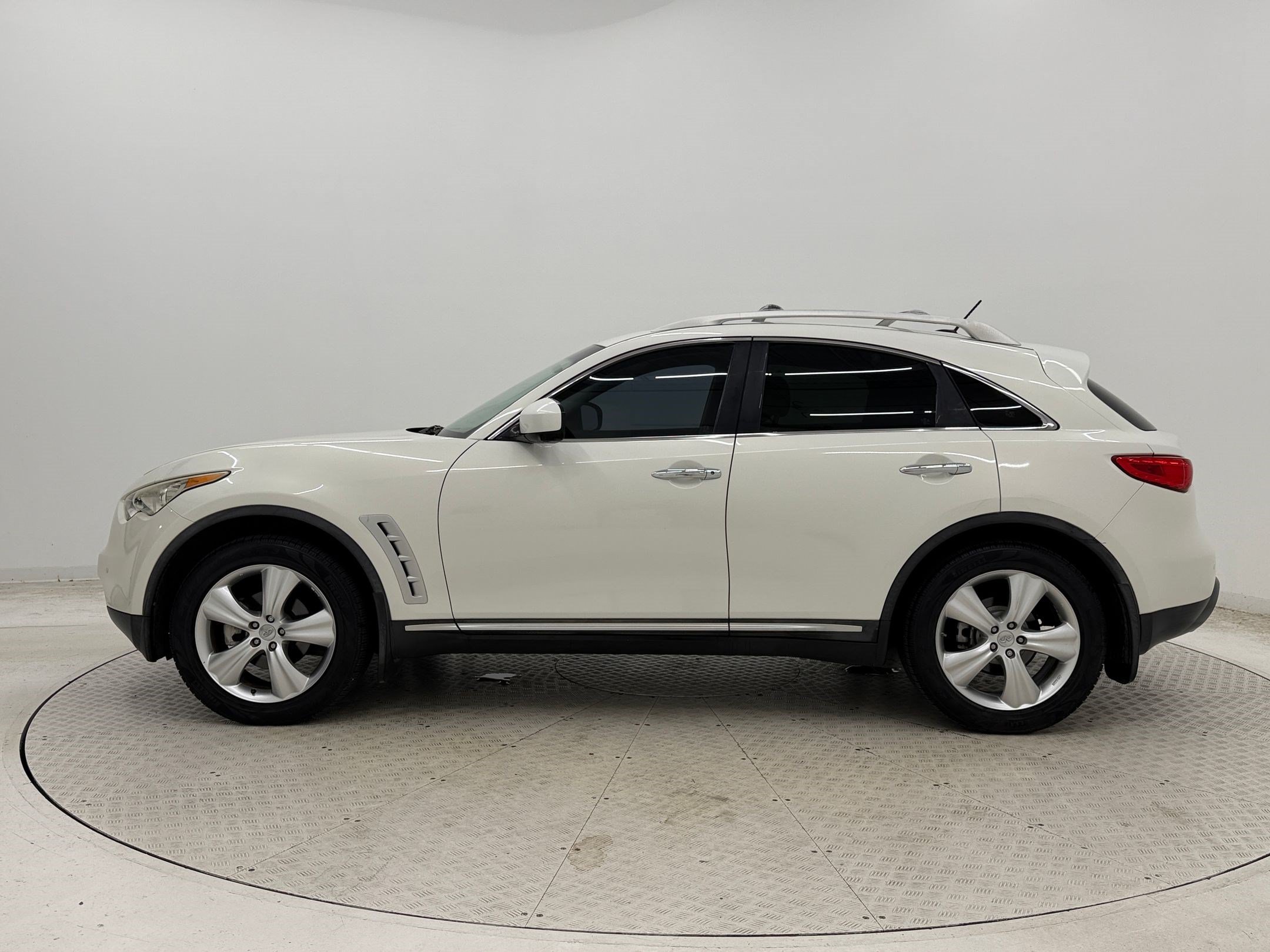 Used 2011 INFINITI FX35 AWD w/ Premium Pkg image 2