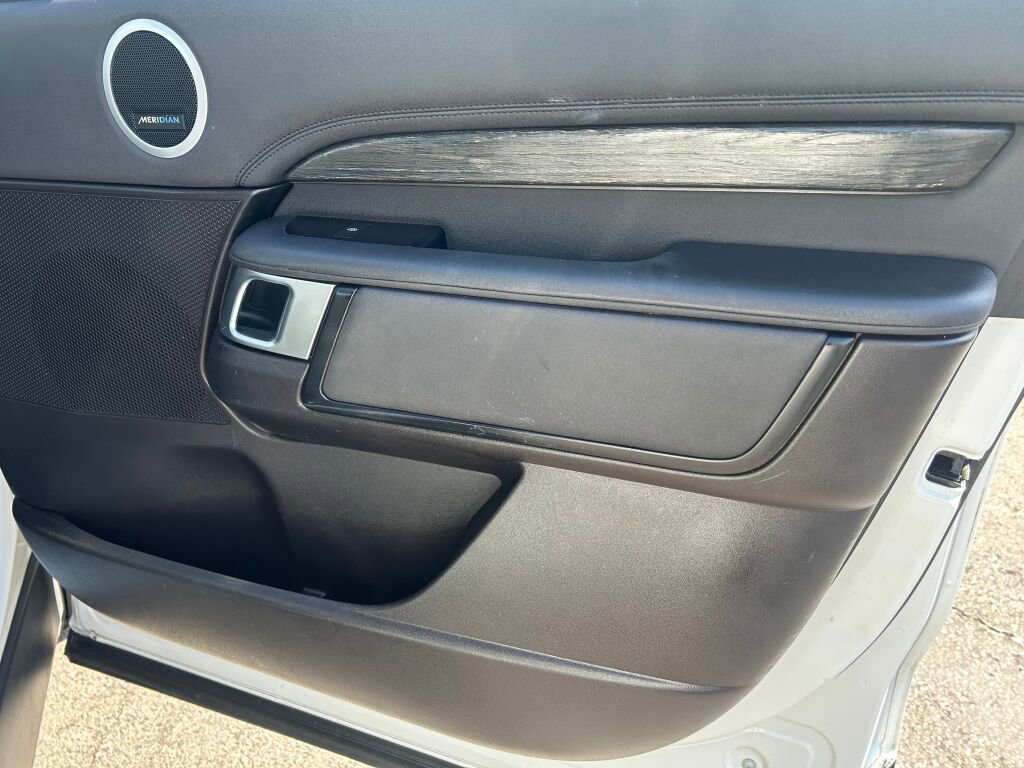 Used 2018 Land Rover Discovery HSE image 32
