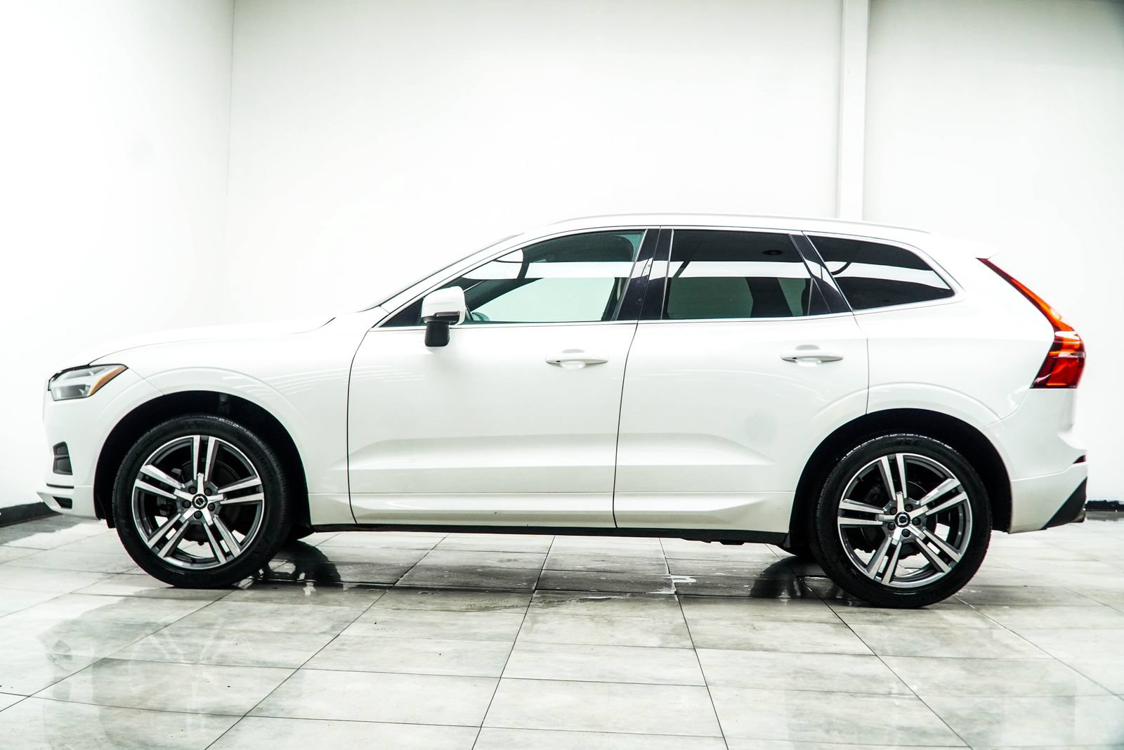 Used 2020 Volvo XC60 T5 Momentum w/ Protection Package Premier AWD/4WD image 10