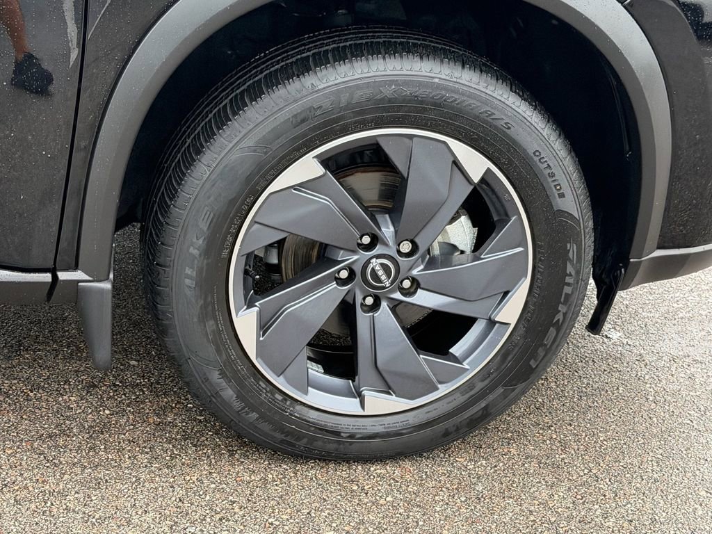 Certified 2025 Nissan Rogue SV FWD image 9