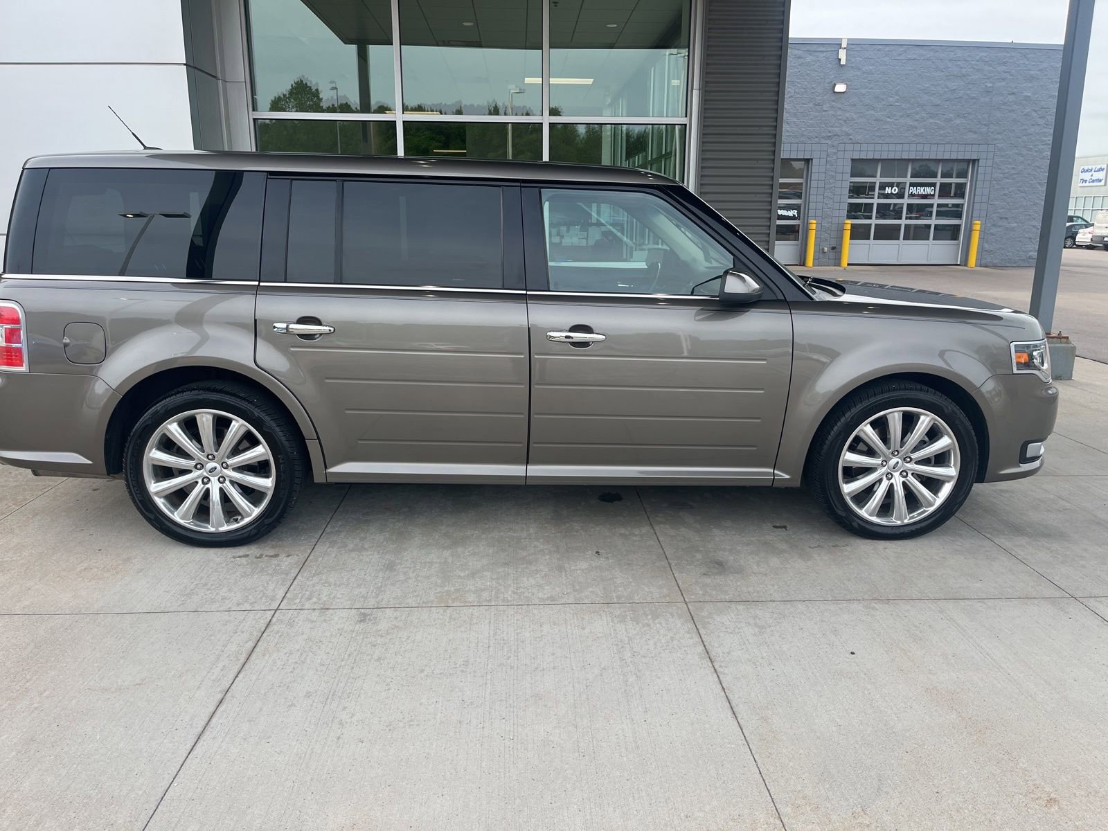 Used 2014 Ford Flex Limited w/ Class III Trailer Tow Package FWD image 6
