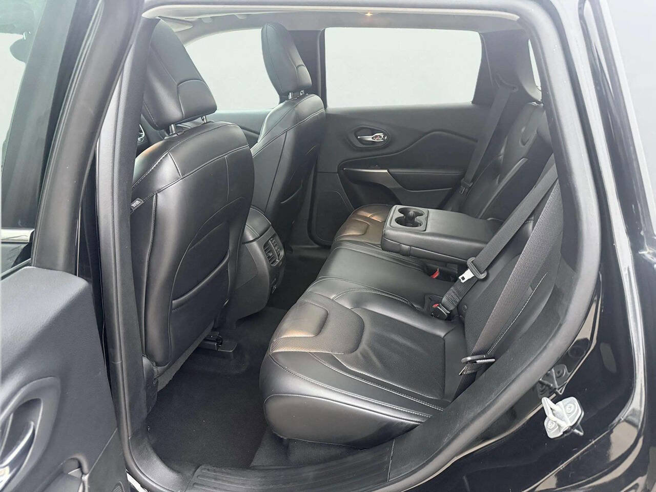 Used 2019 Jeep Cherokee Limited image 11