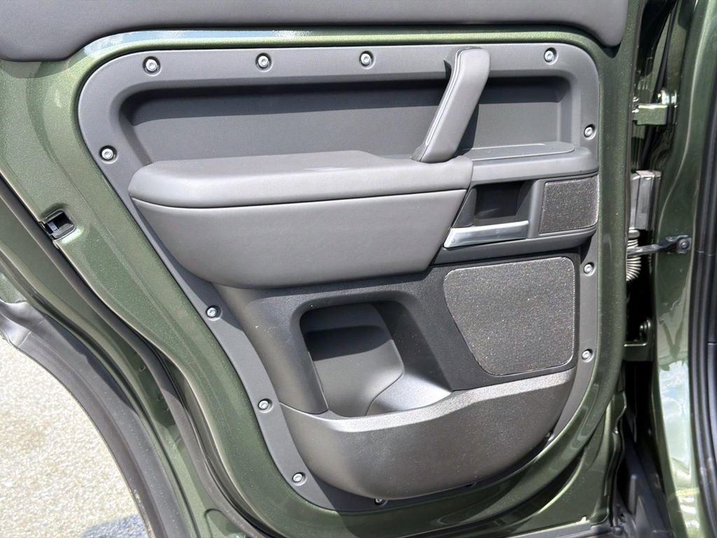 New 2026 Land Rover Defender 110 X-Dynamic SE image 12