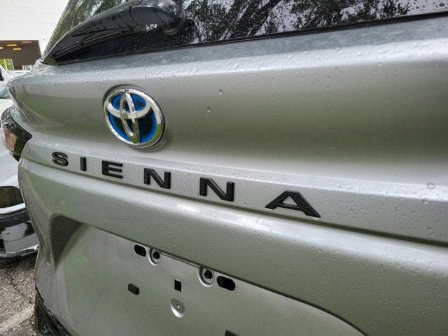 Used 2024 Toyota Sienna XSE FWD image 7