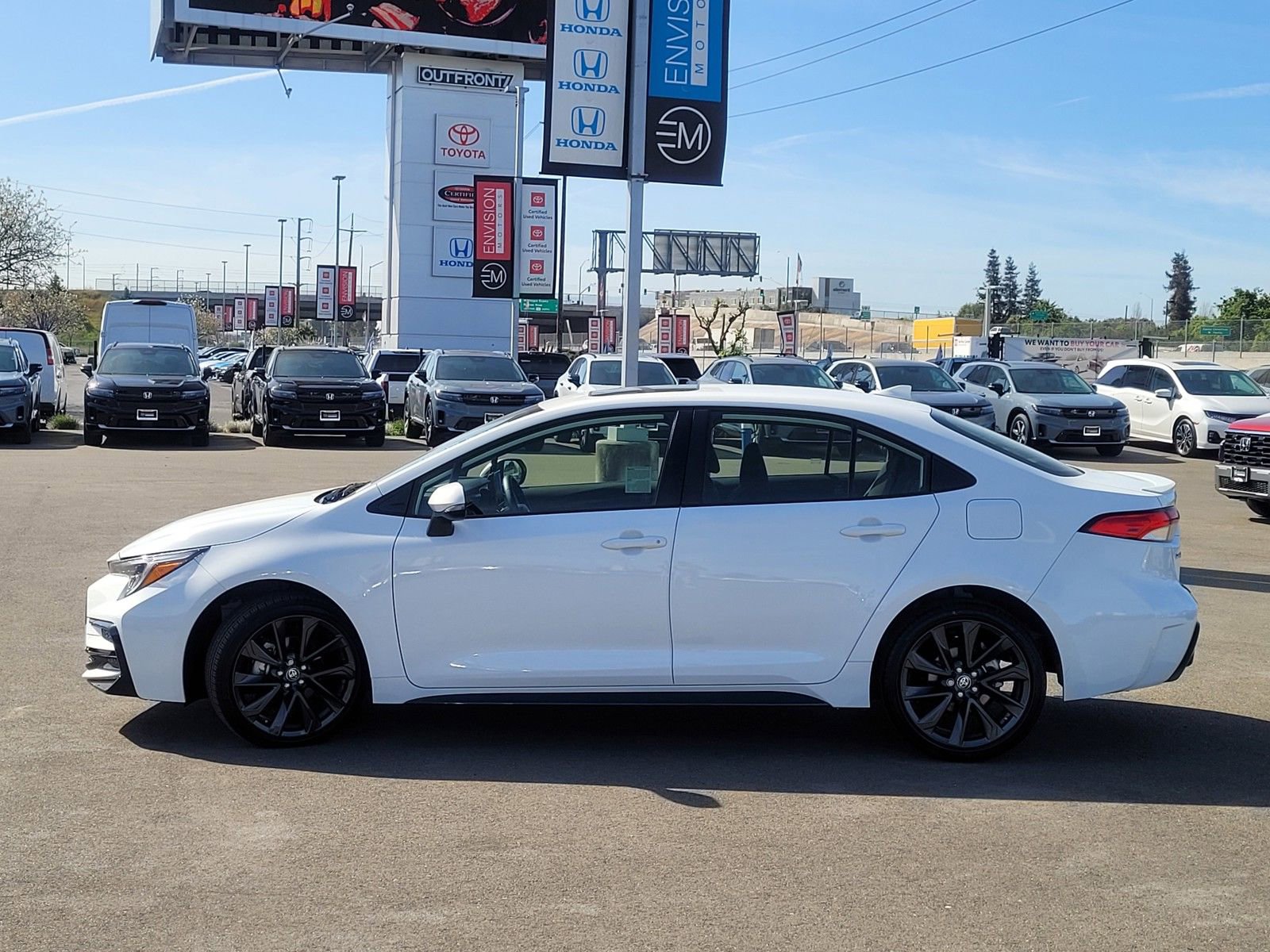 Used 2024 Toyota Corolla SE w/ SE Package image 8