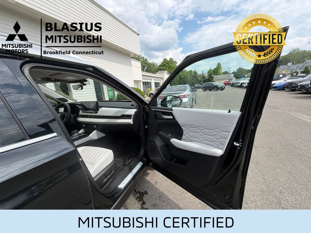 Used 2025 Mitsubishi Outlander AWD image 40