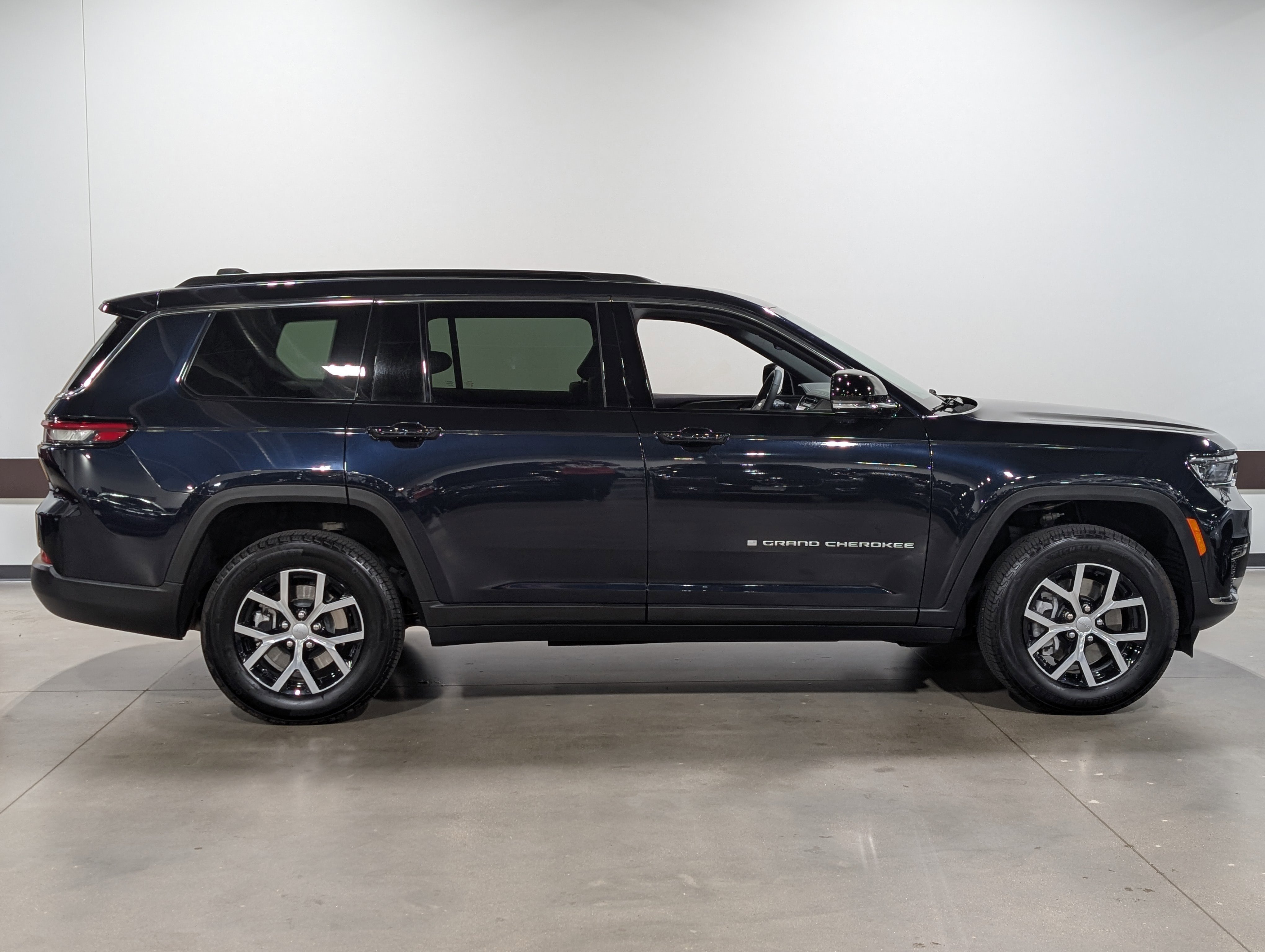 Used 2024 Jeep Grand Cherokee L Limited w/ Trailer Tow Package image 7