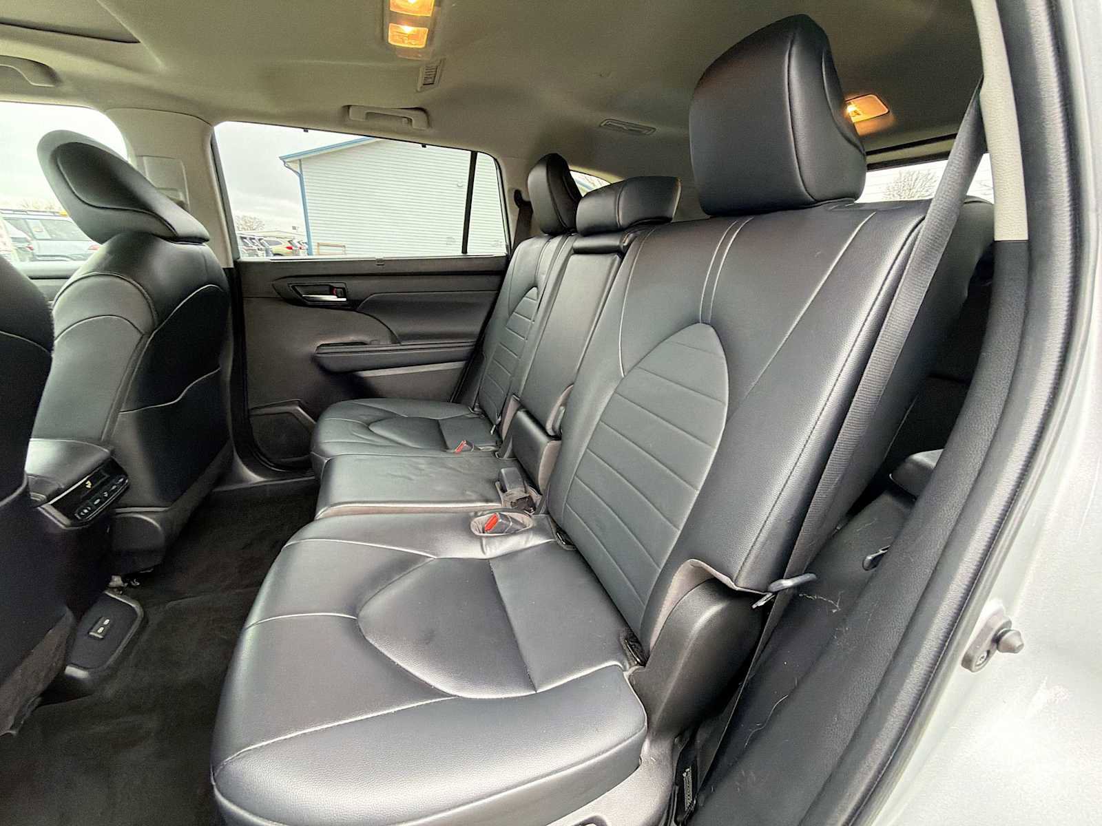 Used 2023 Toyota Highlander XLE FWD image 17