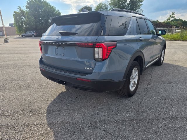 Used 2025 Ford Explorer Active AWD/4WD image 4