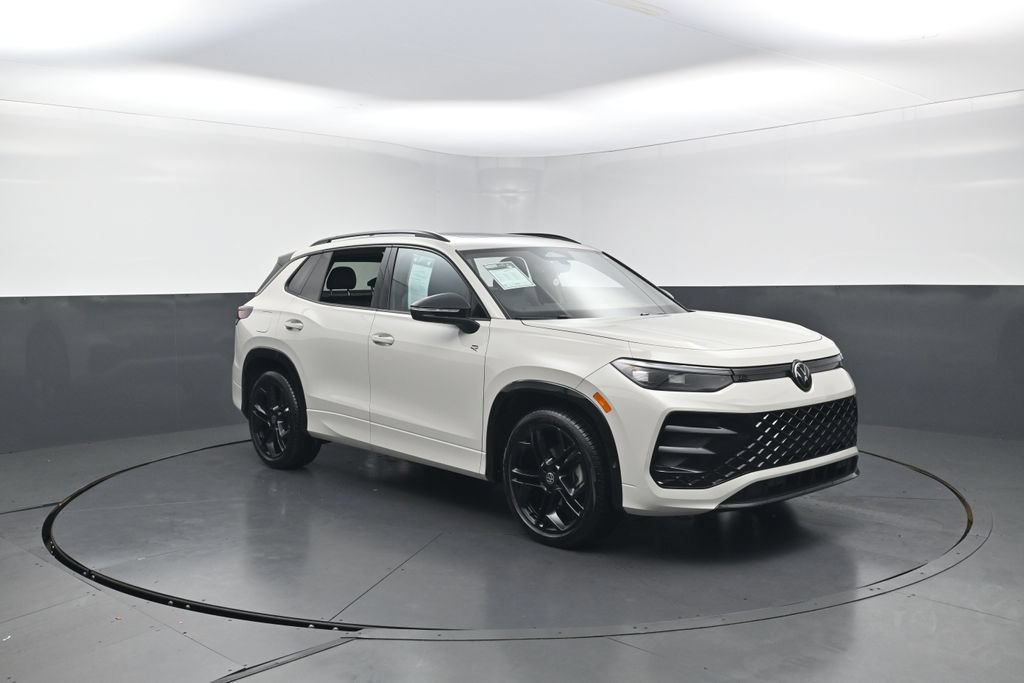 Used 2025 Volkswagen Tiguan SE R-Line FWD image 4