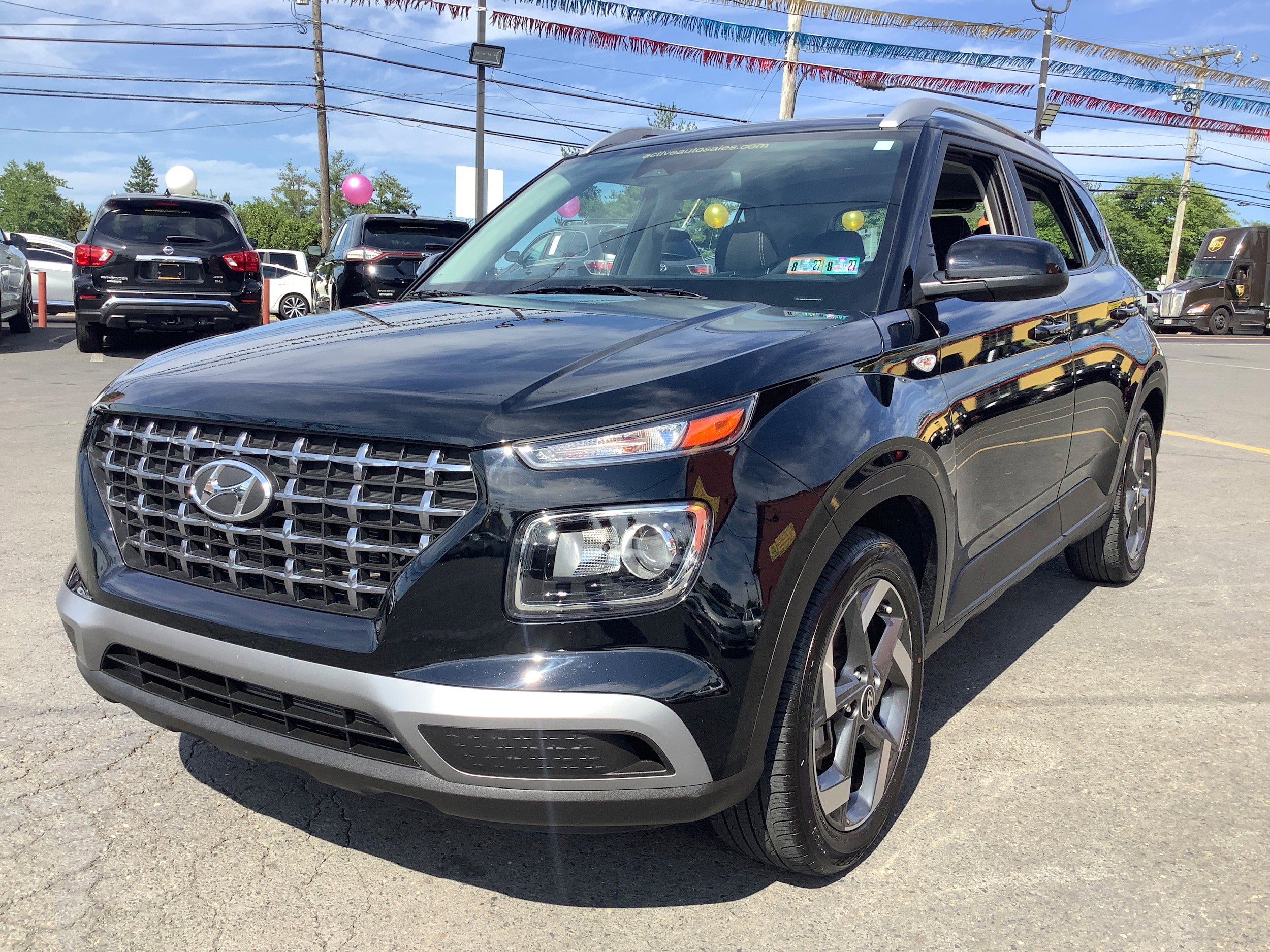 Used 2023 Hyundai Venue SEL w/ Cargo Package FWD image 3