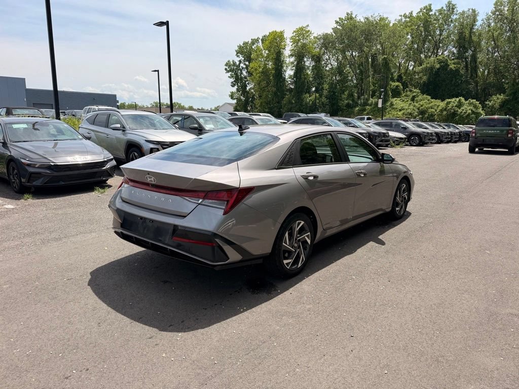 Certified 2025 Hyundai Elantra SEL FWD image 3