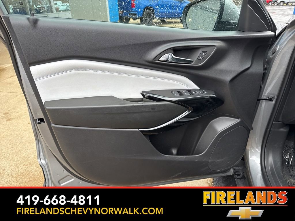 Used 2025 Chevrolet Trax LT w/ LT Convenience Package image 17