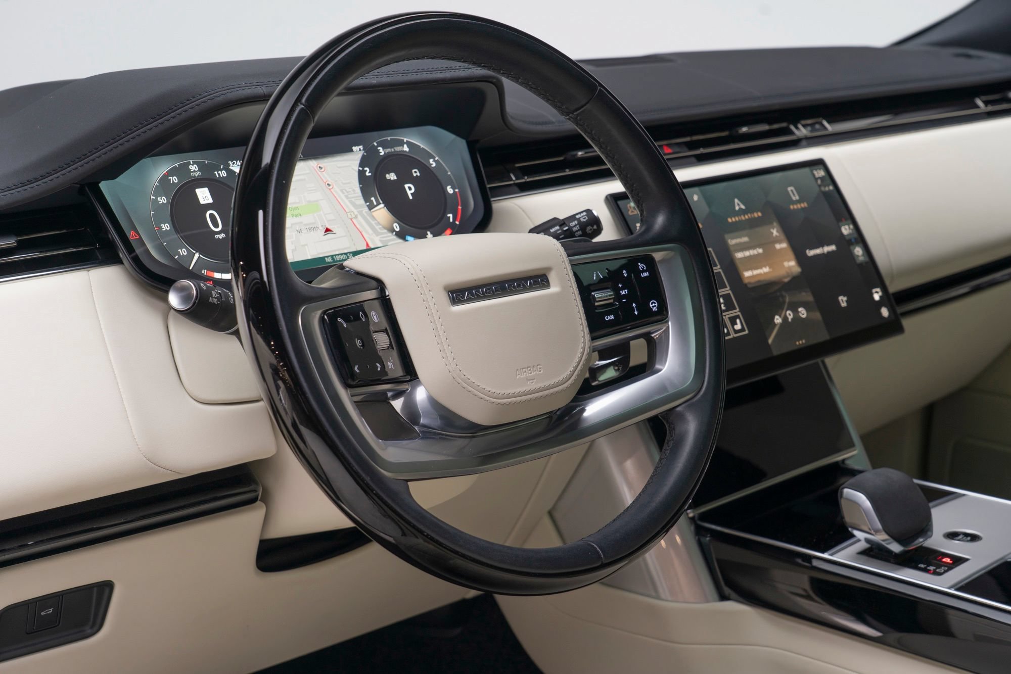 Used 2025 Land Rover Range Rover SE AWD/4WD image 3