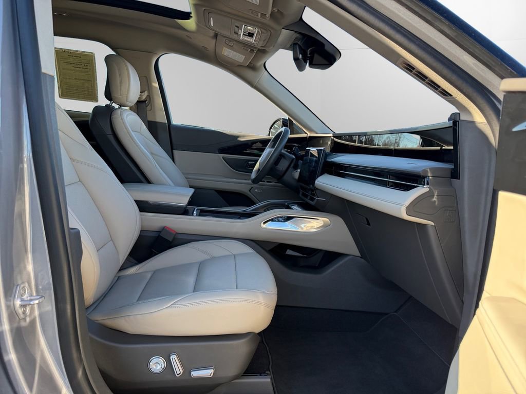 Used 2025 Lincoln Nautilus Premier w/ Equipment Group 102A image 15