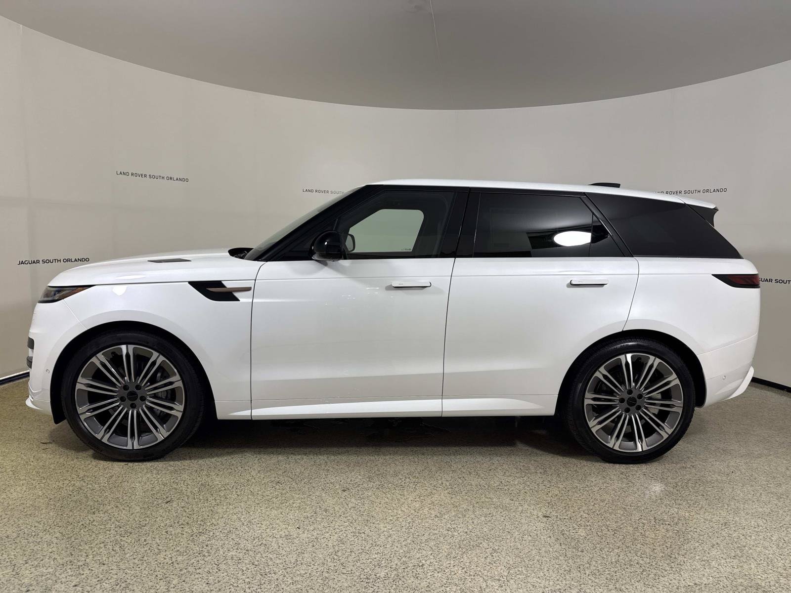 New 2026 Land Rover Range Rover Sport Dynamic SE AWD/4WD image 2