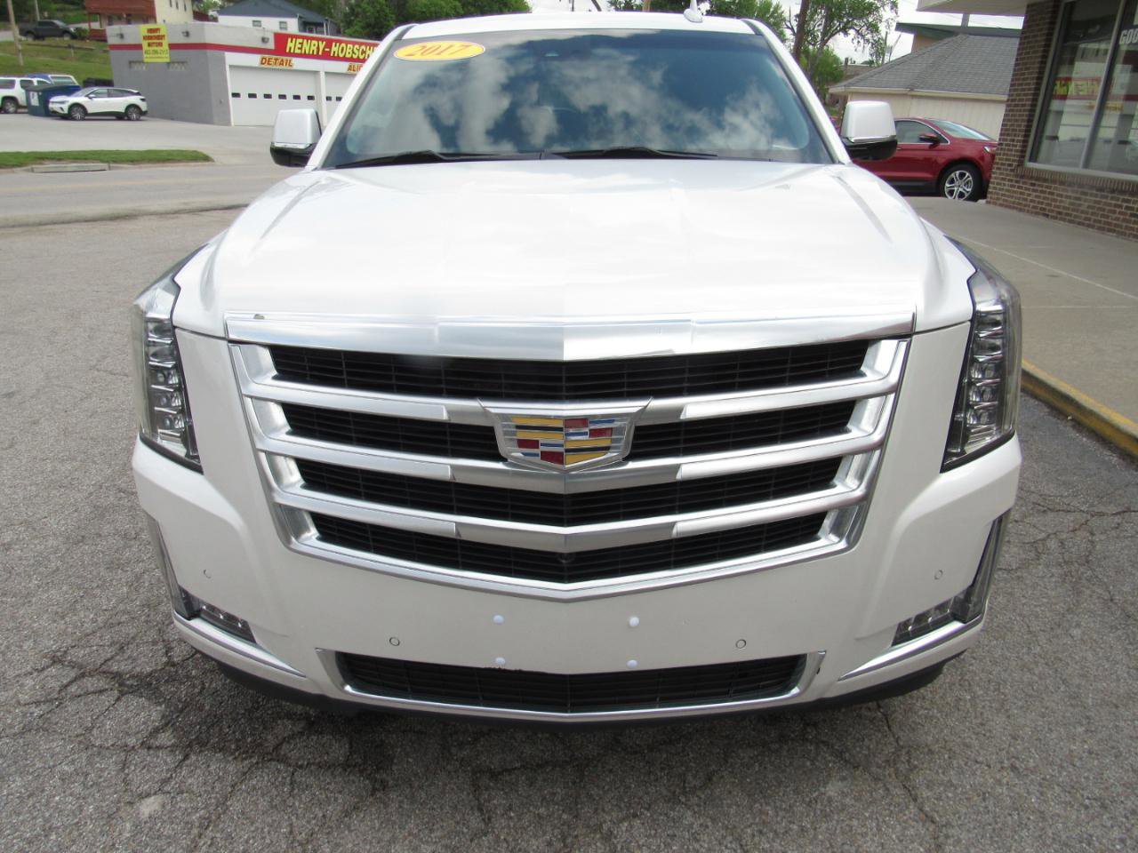 Used 2017 Cadillac Escalade Luxury AWD/4WD image 2