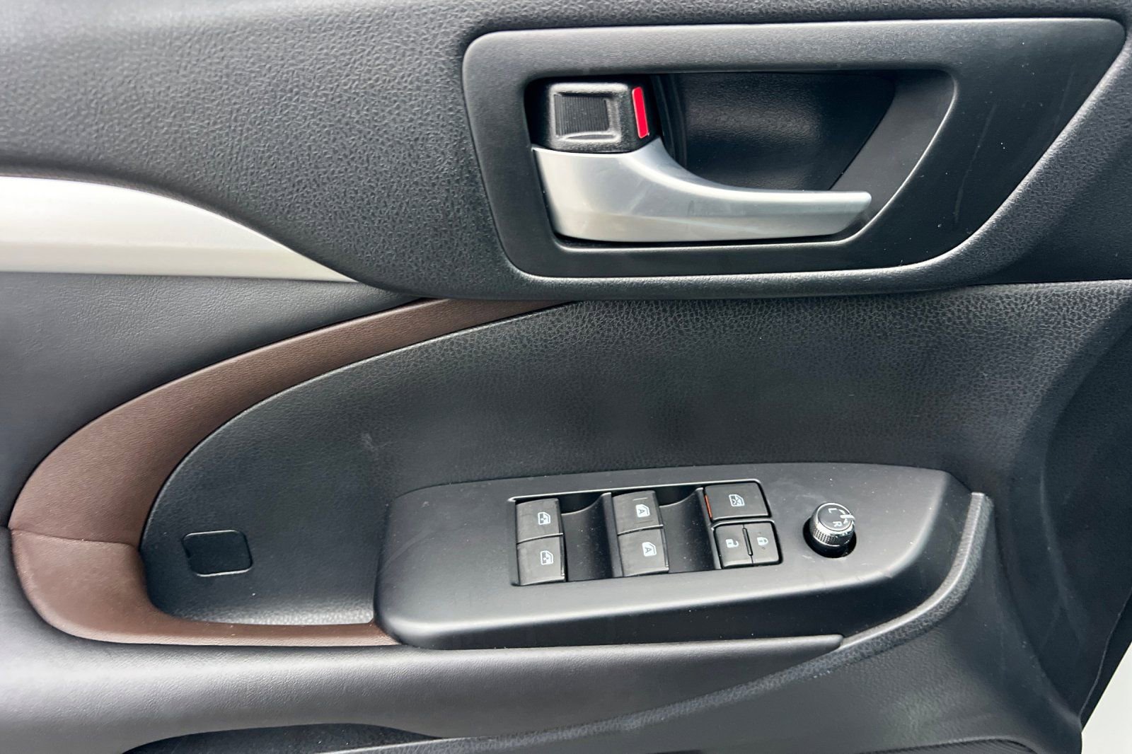 Used 2018 Toyota Highlander XLE FWD image 11