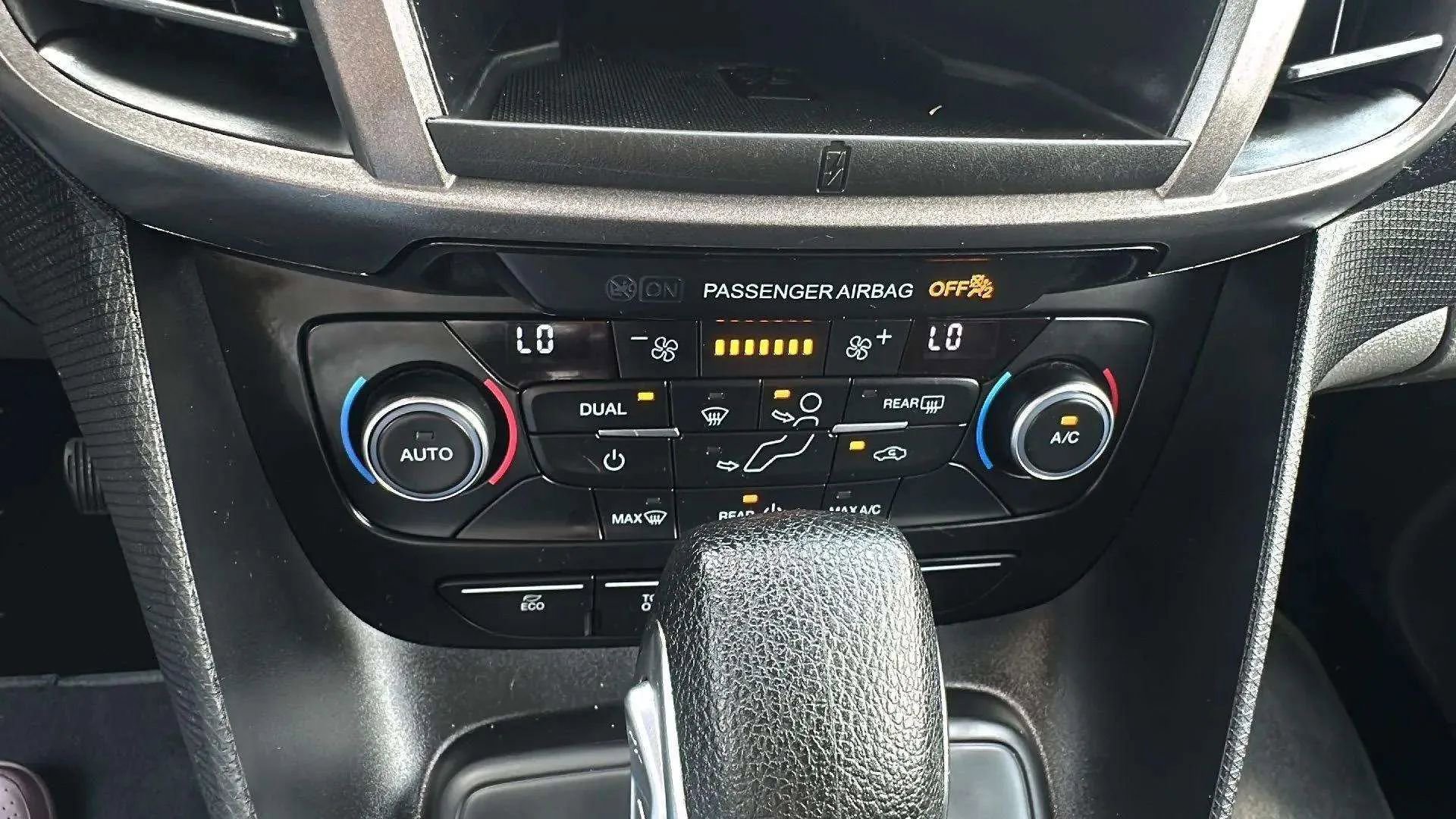 Used 2020 Ford Transit Connect XLT image 40