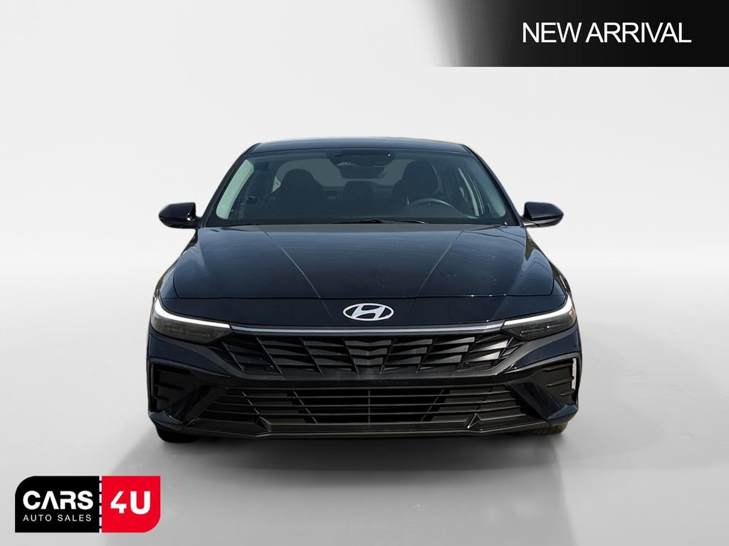Used 2025 Hyundai Elantra SE w/ Cargo Package image 2