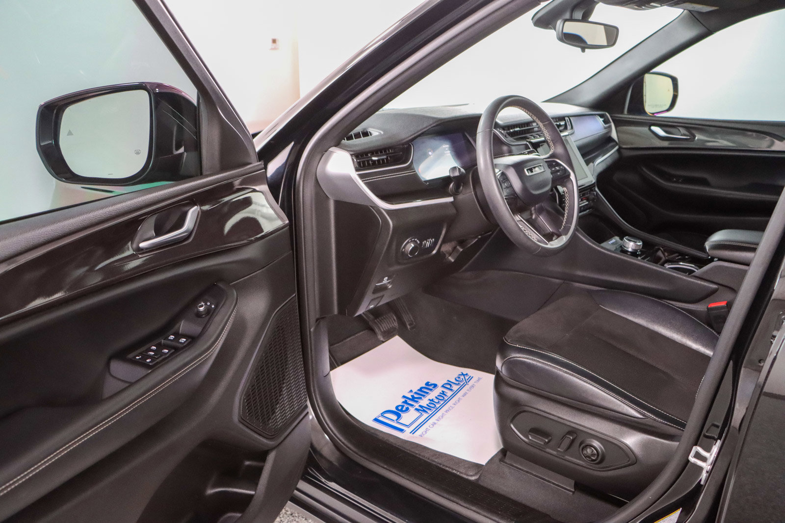 Used 2023 Jeep Grand Cherokee Altitude image 3