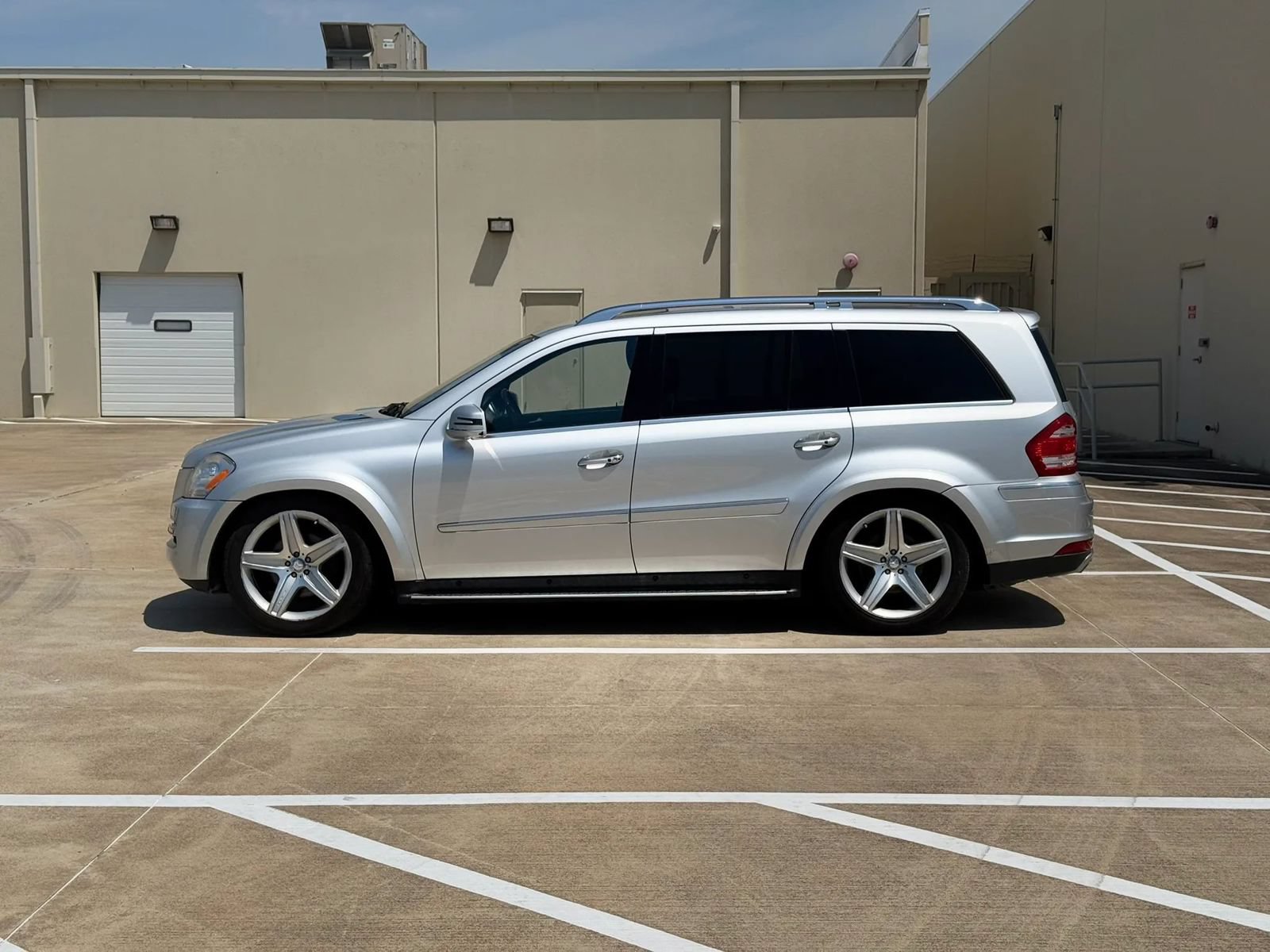 Used 2011 Mercedes-Benz GL 550 4MATIC image 4